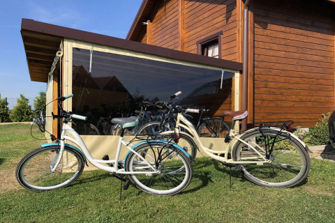 Twee fietsen staan geparkeerd voor een houten lodge bij Two-storey holiday cottages for max 6 people Mielenko in Denemarken.