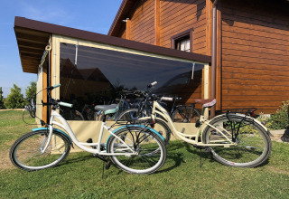 To cykler står foran et træhus ved Two-storey holiday cottages for max 6 people Mielenko i Danmark.