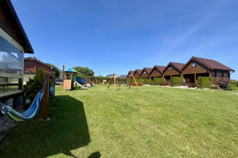 Twee verdiepingen tellende vakantiewoningen voor 6 personen in Mielenko, met speeltuin en grasveld.