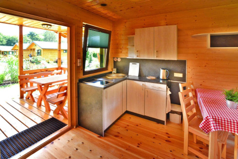 Gemütliches Sommerhaus in Mielno mit Holzküche, Essbereich und Terrasse für bis zu 5 Personen.