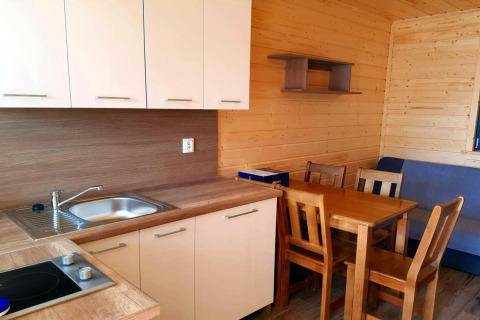 Moderne keuken en eethoek in een vakantiehuisje in Gąski, Denemarken, met lichte houten afwerking.