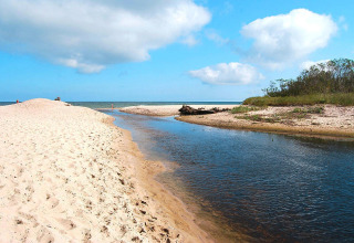 Sandiger Strand mit Bachlauf zur Ostsee bei den Sommerhäusern für 5 Personen Mielno in Dänemark.