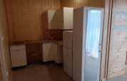 Små tekøkken med træpanelvægge i sommerhuset Twin single-storey cottages Jarosławiec i Danmark.
