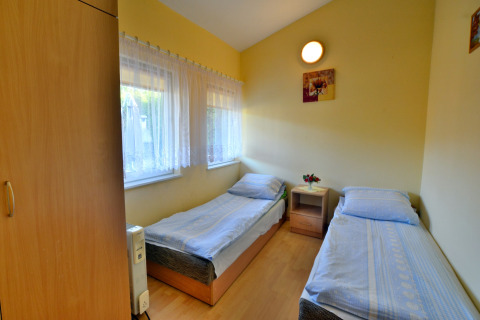 Lichte kamer in House in Rosnowo, Denemarken, met twee eenpersoonsbedden en een nachtkastje.