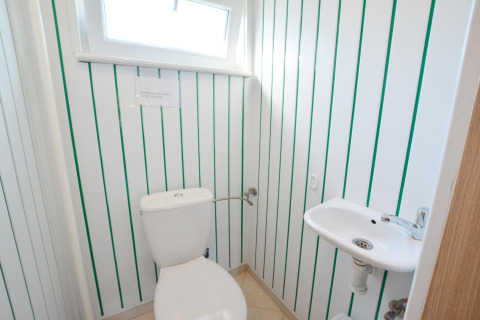 Piccolo bagno al lodge House in Rosnowo in Danimarca con wc e lavandino compatto accanto.