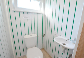 Kleines Badezimmer im House in Rosnowo Lodge in Dänemark mit Toilette und kleinem Waschbecken.