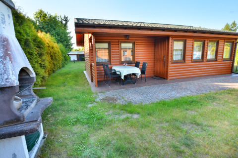 Gezellig houten huisje met terras, tuinmeubilair en barbecue bij House in Rosnowo, Denemarken.