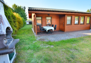 Gemütliches Holzhaus mit Terrasse, Gartenmöbeln und Grill im House in Rosnowo, Dänemark.
