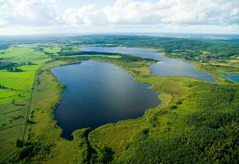 Vue aérienne d’un lac et de paysages verdoyants, prise depuis le lodge House in Rosnowo au Danemark.