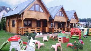 Comfortabele vakantiehuizen in Rewal voor 6 personen, houten lodges met speeltuin en speelgoed buiten.