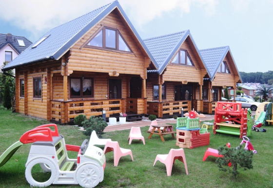Case vacanze confortevoli a Rewal per 6 persone, chalet in legno con area giochi e giocattoli all'aperto.