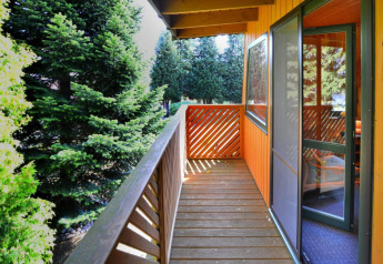 Houten balkon van Holiday home for 3 people Kołobrzeg met zicht op dennen, foto genomen in Denemarken.
