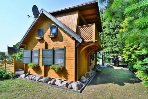 Casa de vacaciones para 3 personas en Kołobrzeg, Dinamarca, con balcón, contraventanas verdes y jardín.