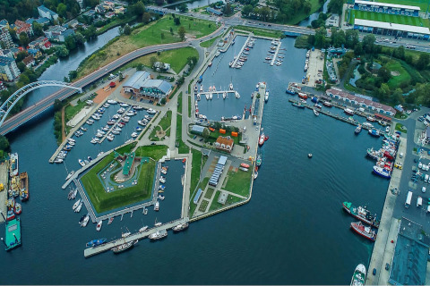 Vista aérea del puerto deportivo y zonas verdes cerca de 'Holiday home for 3 people Kołobrzeg' en Dinamarca.