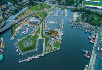 Luchtfoto van jachthaven, boten en groen bij 'Holiday home for 3 people Kołobrzeg' in Denemarken.