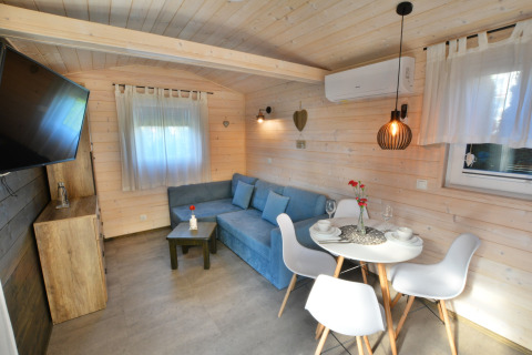 Moderne woonkamer in nieuw vakantiehuisje voor twee personen in Ustronie Morskie, Denemarken.