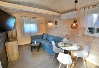 Moderne woonkamer in nieuw vakantiehuisje voor twee personen in Ustronie Morskie, Denemarken.