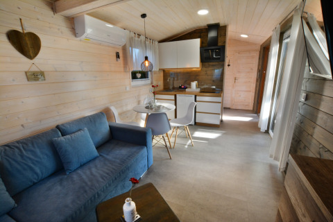 Modern vakantiehuisje voor 2 personen in Ustronie Morskie met gezellige woonkamer en keuken.