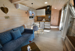 Modern vakantiehuisje voor 2 personen in Ustronie Morskie met gezellige woonkamer en keuken.