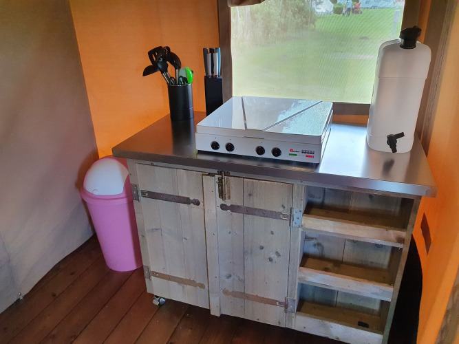 Cocina en tienda safari - Minicamping Sous les Cloches - Vodatent - Terjat, Auvernia-Ródano-Alpes, Francia