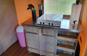 Kitchen in safari tent - Minicamping Sous les Cloches - Vodatent - Terjat, Auvergne-Rhone-Alpes, France