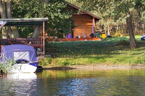 Vakantiehuis aan het meer met boot en overdekt terras bij LAWENDA in Grąbczyn, Denemarken, natuurzicht.