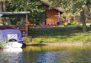 Vakantiehuis aan het meer met boot en overdekt terras bij LAWENDA in Grąbczyn, Denemarken, natuurzicht.