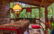 Veranda rustica in legno di Holiday home «Debki» in Svezia con tappeto orientale e lampada sospesa.