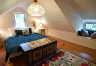 Chambre chaleureuse à Holiday home «Debki» en Suède avec lit double et coin fenêtre confortable.