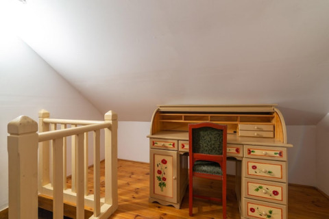 Coin bureau dans un grenier avec bureau vintage peint et chaise au Holiday home «Debki» en Suède.