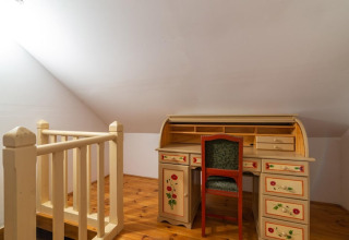 Coin bureau dans un grenier avec bureau vintage peint et chaise au Holiday home «Debki» en Suède.