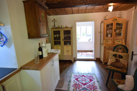 Cuisine chaleureuse avec plafond en bois, meubles colorés et tapis chez Holiday home «Debki» en Suède.