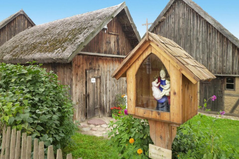 Maison suédoise typique au toit de chaume et oratoire en bois dans le jardin à Holiday home «Debki».