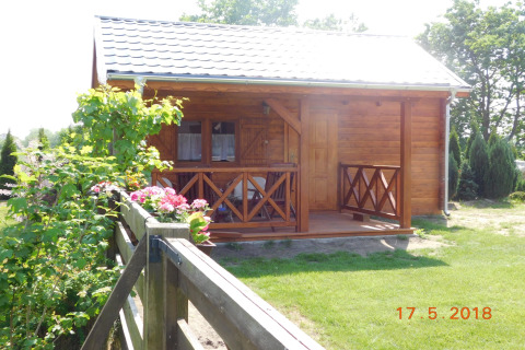 Træhytte med veranda, have og blomster, Holiday homes i Swinoujście, plads til 5 personer, 50 kvm.