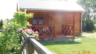 Houten vakantiewoning met veranda, tuin en bloemen in Swinoujście, geschikt voor 5 personen, 50 m².