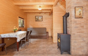 Gemütliches Wohnzimmer im Holiday complex Pobierowo-Doppelhaus mit Kaminofen, Tisch und Sofa.
