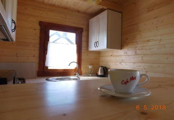 Lichte houten hutkeuken met een koffiekopje op tafel in Holiday homes in Swinoujście, Duitsland.