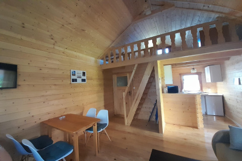 Houten interieur van vakantiehuis in Swinoujście, Duitsland, met eethoek en slaapvide.