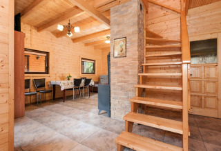 Indvendigt billede af Holiday complex Pobierowo-Doppelhaus 4 og 2 med trævægge, trappe og spiseplads.