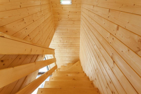 Indendørs trætrappe i lodge, Holiday complex Pobierowo-Doppelhaus 4 og 2, med lyse træpaneler.