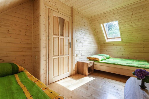 Lichte kamer met houten bekleding, twee eenpersoonsbedden en dakraam bij Holiday complex Pobierowo-Doppelhaus 4 en 2.