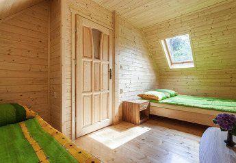 Habitación con paneles de madera, dos camas individuales y tragaluz en Holiday complex Pobierowo-Doppelhaus 4 y 2.