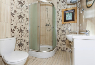 Moderne badkamer met douche, toilet, wastafel en klein raam in Holiday complex Pobierowo-Doppelhaus 4 en 2.