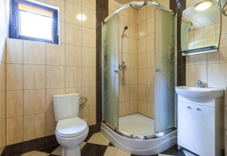 Bright bathroom with shower, toilet and sink at Holiday complex Pobierowo-Doppelhaus 4 and 2 in Germany.