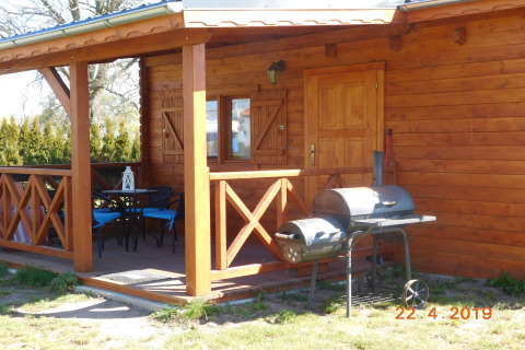 Cabaña de madera con porche, barbacoa y muebles de jardín, casa de vacaciones para 5 personas en Swinoujście, Alemania.