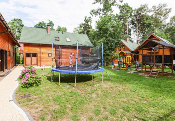 Zona exterior con cama elástica y casas de madera en Holiday complex Pobierowo-Doppelhaus 4 y 2.