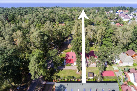 Aerial view of Holiday complex Pobierowo-Doppelhaus with arrow pointing through trees towards the sea.