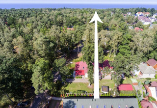 Aerial view of Holiday complex Pobierowo-Doppelhaus with arrow pointing through trees towards the sea.