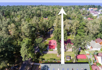 Vue aérienne du Holiday complex Pobierowo-Doppelhaus avec flèche pointant à travers la forêt vers la mer.