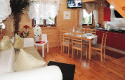 Accogliente soggiorno e cucina in una casa vacanze a Rewal per 6 persone, con pareti in legno.